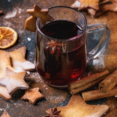 Çerezler ile sıcak kırmızı mulled şarap 