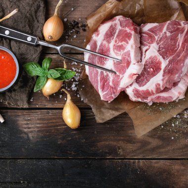 çiğ et domuz eti biftek