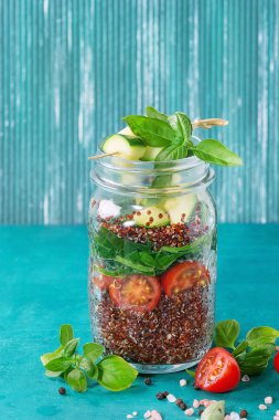 Kavanoz içinde quinoa salata