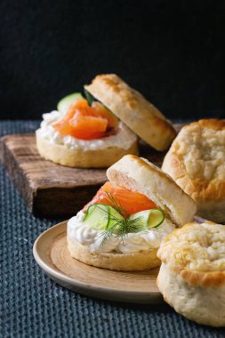 Peynirli çörekler somon ile