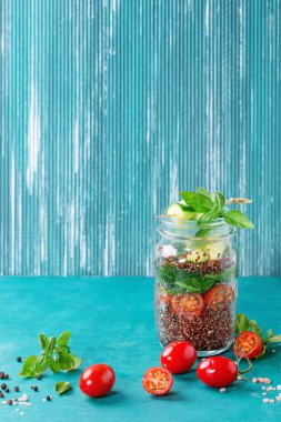 Kavanoz içinde quinoa salata