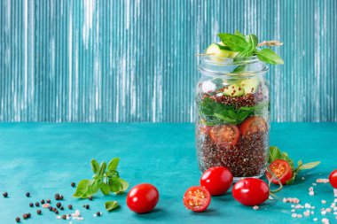 Kavanoz içinde quinoa salata