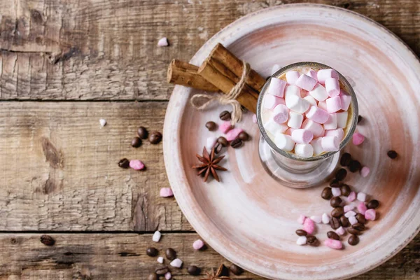 Café latte com marshmallow — Fotografia de Stock