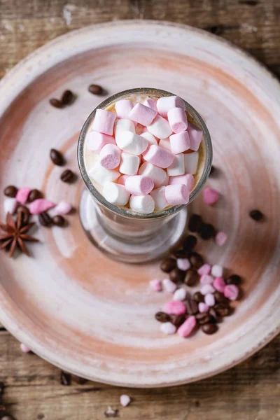 Kafe-latte med marshmallow – stockfoto