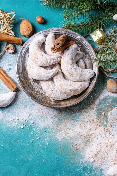 Biscuits de Noël croissant avec décoration de vacances — Photo