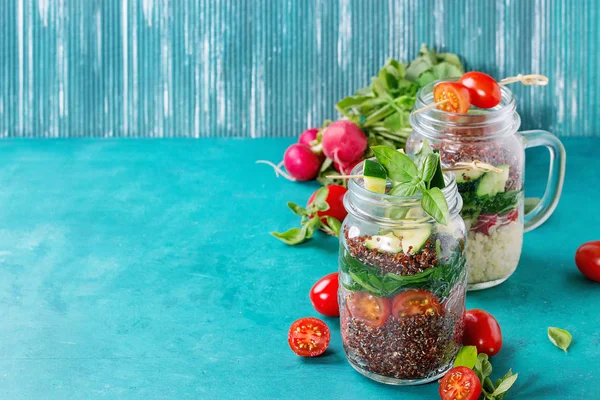 Saladas com quinoa em frascos — Fotografia de Stock