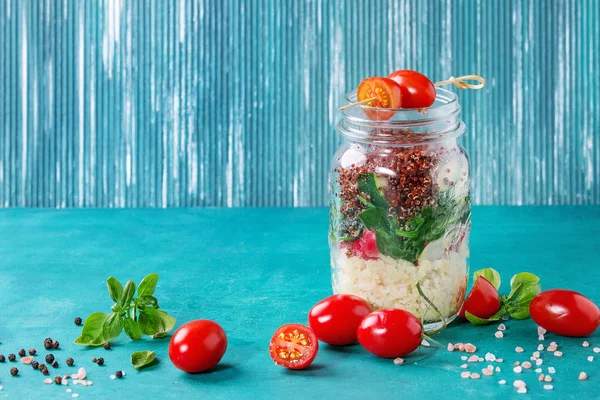 Salada com quinoa em jarra — Fotografia de Stock