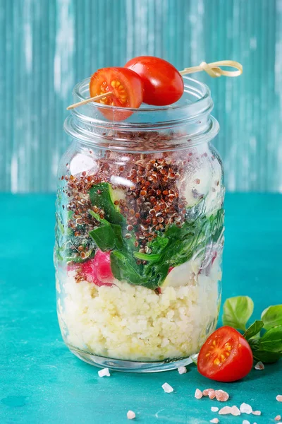 Salată cu quinoa în borcan — Fotografie, imagine de stoc