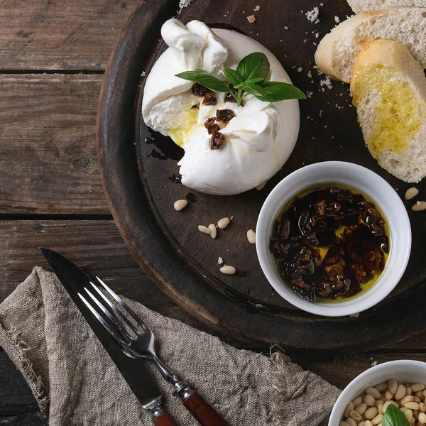 Burrata de queso italiano —  Fotos de Stock