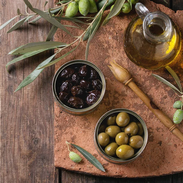 Olives with bread and oil — Stock Photo, Image