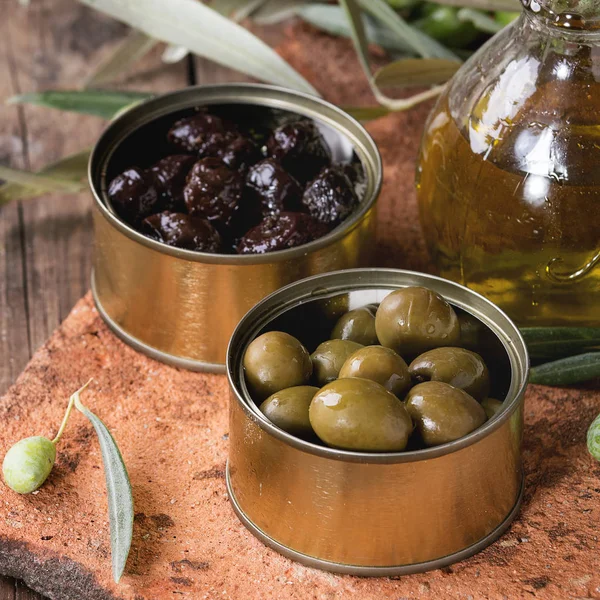 Olives with bread and oil — Stock Photo, Image