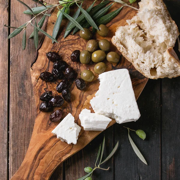 Оливки с сыром фета и хлебом — стоковое фото