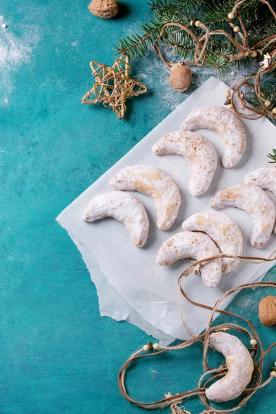 Galletas de Navidad media luna con decoración navideña —  Fotos de Stock