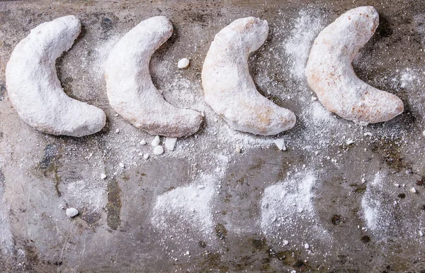 Biscuits de Noël croissant avec décoration de vacances — Photo