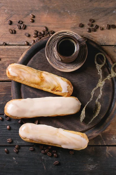 Kawy eclairs nad drewna — Zdjęcie stockowe