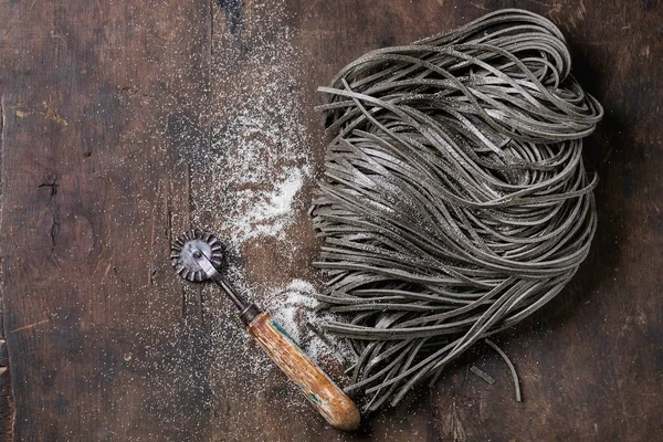 Rohe schwarze Spaghetti — Stockfoto