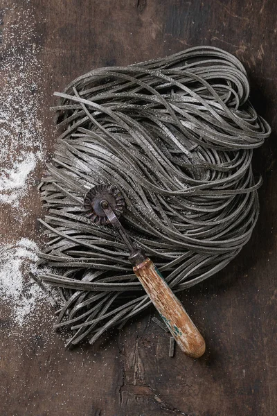 Rohe schwarze Spaghetti — Stockfoto
