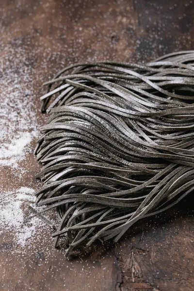 Rohe schwarze Spaghetti — Stockfoto