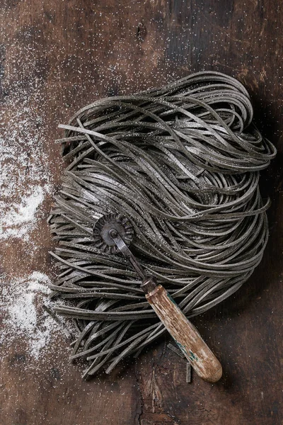 Rohe schwarze Spaghetti — Stockfoto