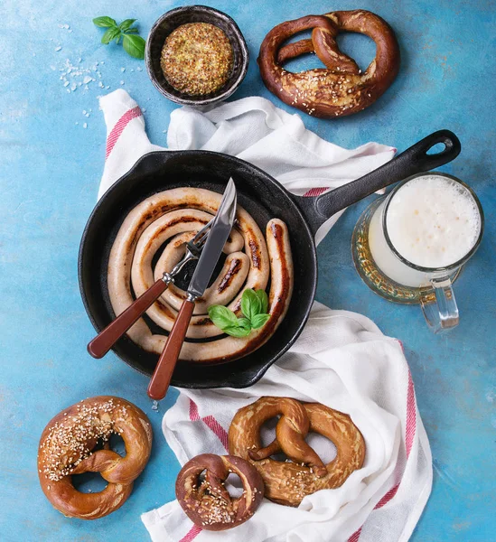 Bratwurst mit Bier und Brezeln — Stockfoto