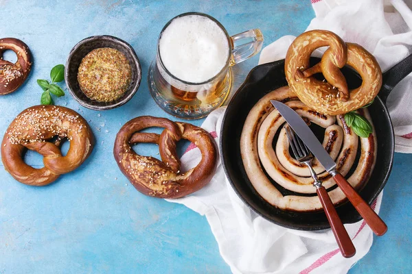 Stekt korv med öl och pretzels — Stockfoto