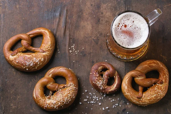 Lager öl med pretzels — Stockfoto