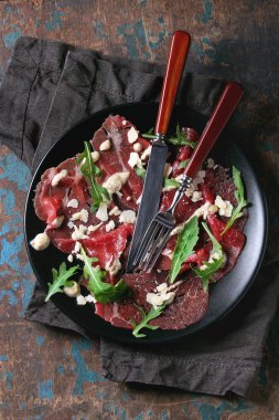 Dana carpaccio roka ve sos ile