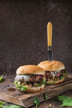 Hamburger biftek ve ıspanak ile