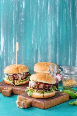 Hamburger biftek ve ıspanak ile