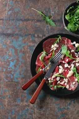 Dana carpaccio roka ve sos ile