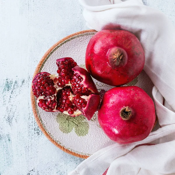 Scheiben und ganze Granatäpfel — Stockfoto