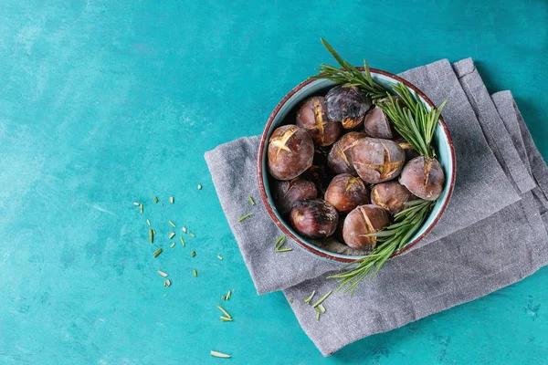 Castagne arrosto tra le ceneri — Foto Stock