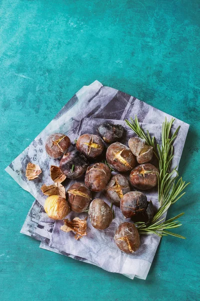 Geroosterde kastanjes in de as — Stockfoto