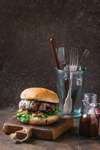Hambúrguer com carne bovina e espinafre — Fotografia de Stock