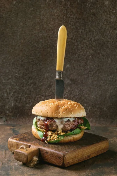 Hamburger con manzo e spinaci — Foto Stock