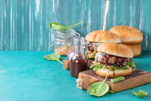 Hambúrgueres com carne bovina e espinafre — Fotografia de Stock