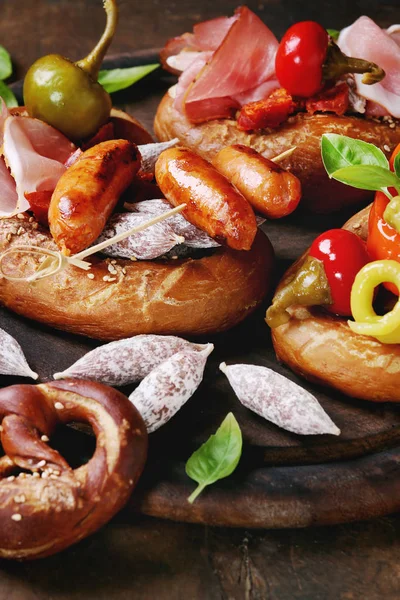 Mängd kött snacks i pretzels — Stockfoto