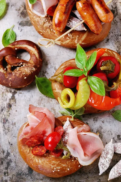 Varietà di snack a base di carne in pretzel — Foto Stock