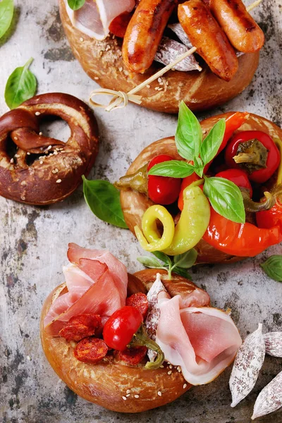 Mängd kött snacks i pretzels — Stockfoto