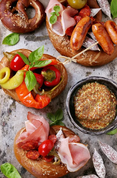 Varietà di snack a base di carne in pretzel — Foto Stock