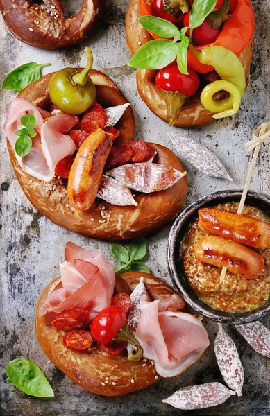 Varietà di snack a base di carne in pretzel — Foto Stock