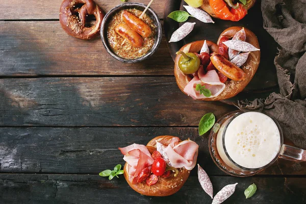 Varietà di snack a base di carne in pretzel — Foto Stock