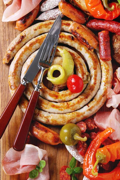 Varietà di snack a base di carne in pretzel — Foto Stock