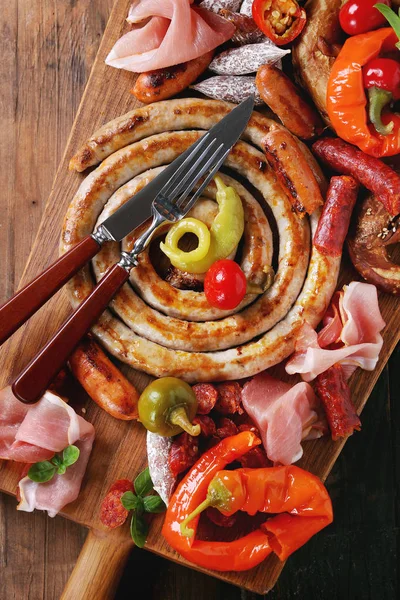 Variedade de lanches de carne em pretzels — Fotografia de Stock