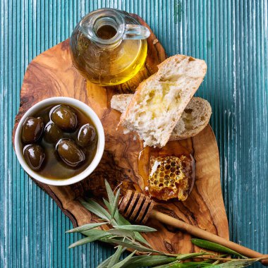 Bal ile yeşil zeytin