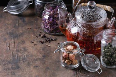 Kuru çay çaydanlık ile çeşitli