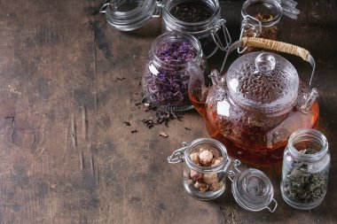 Kuru çay çaydanlık ile çeşitli