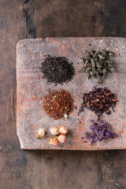 Kuru çay çaydanlık ile çeşitli