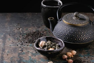 Kuru çay çaydanlık ile çeşitli