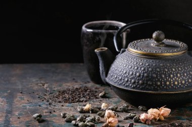 Kuru çay çaydanlık ile çeşitli